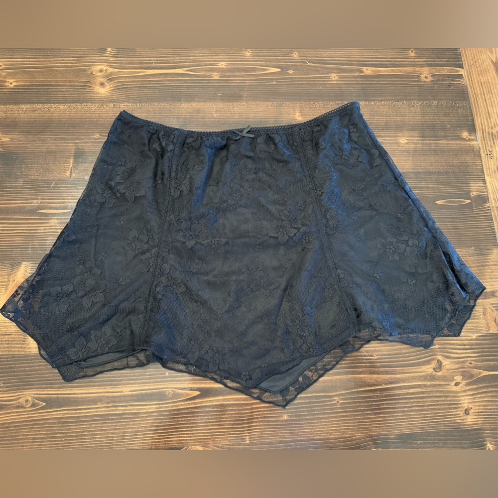 Urban Outfitters Women’s Black Lace Zig Zag Hem‎ Mini Skirt Size L